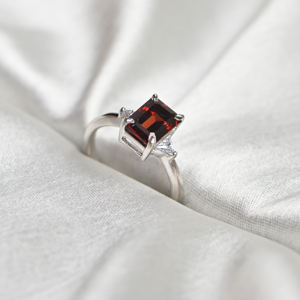 Bague de fiançailles pour femme en argent sterling de luxe avec trois pierres de grenat naturel, sertie à griffes, certifiée par un tiers, pierre précieuse faite à la main - Product Image 4