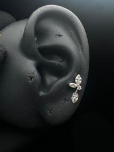 Boucles d'oreilles pendantes classiques en diamants marquise et poire en or 14 carats avec clou fileté Echo de 10 mm - Product Image 1