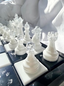 Jeu d'échecs de luxe artisanal en résine noire et blanche, décoration d'intérieur, style artistique, collection d'objets décoratifs - Product Image 6