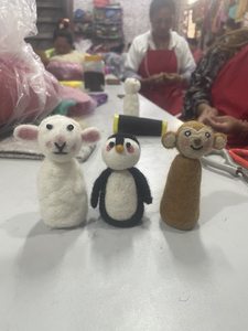 Ensemble de 3 marionnettes à doigts en feutre écologique, fabriquées à la main au Népal, en 100% laine de mouton, douces, sûres et parfaites pour les enfants. - Product Image 2