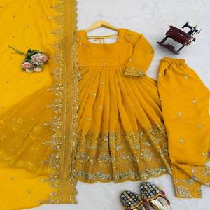 Ensemble Anarkali VASTRA COTTAGE élégant en soie épaisse et crépue avec broderie de fil pailleté, pantalon cousu et dupatta - Product Image 6