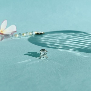Pendientes Minimalistas con Diamante Cultivado en Laboratorio Certificado de 1.5 CT, Corte Princesa, Oro Blanco Sólido de 14K, Unisex, para Compromiso y Boda - Product Image 1
