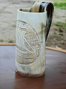 Tasse anti-fuite en corne de buffle sculptée à la main, motif bateau viking, style artisanal, avec poignée, réutilisable, idéale comme cadeau de mariage - Product Image 4