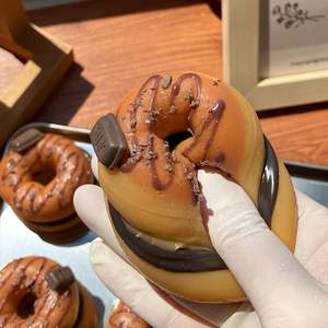 Juguete antiestrés de chocolate en forma de bagel, pan de simulación suave para apretar, juguete sensorial de donut para apretar - Product Image 3
