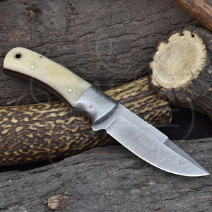 Couteau de chasse Damas avec manche en os de bœuf et étui de cowboy - Product Image 2