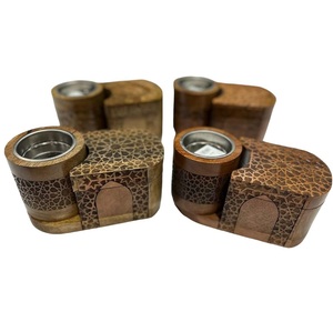 Encensoir en bois exotique avec couvercles sculptés de calligraphie arabe et bouteille en verre sur plateau - Product Image 2