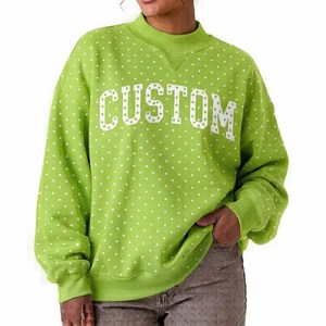 Conjunto de Sudadera y Pantalones Cortos con Cuello Alto y Estampado de Puntos Personalizado, Bordado con Parches Universitarios, Conjunto de Dos Piezas para Mujer, Sudadera Oversize con Cuello Alto - Product Image 1