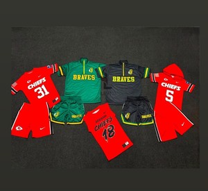 Conjunto de uniforme de fútbol americano personalizado con camiseta de compresión, jersey con cremallera de un cuarto y pantalones cortos - Product Image 1