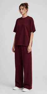 ชุดเซ็ต 2 ชิ้นสีเบอร์กันดีสำหรับผู้หญิงจาก Oneten Apparels เสื้อคอกลมแขนสั้นทรงโอเวอร์ไซส์และกางเกงขายาวทรงหลวม - Product Image 2