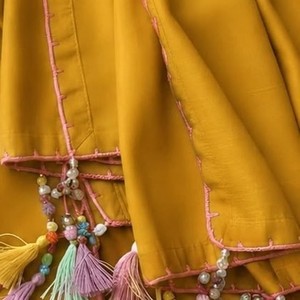 Châle en mousseline de coton brodé couleur moutarde pour femme, avec pompons, style ethnique traditionnel, doux pour la peau, respirant, printemps-été, décontracté - Product Image 2