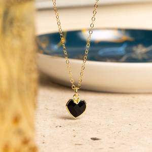 NIKHIL GEMS Colgante de Corazón Mini Vintage de Ónix Negro Hecho a Mano con Bisel Dorado, Joyería de Regalo para Mamá, Hija, Tercera Persona - Product Image 6