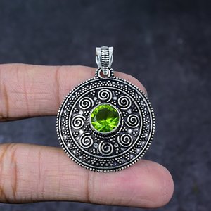 Pendentif en argent plaqué sterling avec pierres précieuses péridot taillées, style bohème, unisexe, fait main, idéal pour les fêtes - Product Image 1