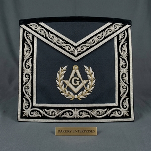 Delantal Masónico Hecho a Mano Personalizado con Borde de Terciopelo Negro y Bordado de Hilo de Plata con Compás Cuadrado y Corona - Product Image 1