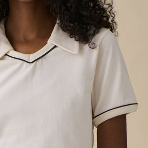 เสื้อยืดผู้หญิงดีไซน์เก๋ คอวี ทรงเข้ารูปทันสมัย สำหรับผู้ซื้อขายส่ง พร้อมปกเสื้อแบบพับได้ - Product Image 4