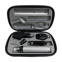 Équipements et instruments optiques ophtalmiques pour l'examen oculaire vétérinaire, tels que les ophtalmoscopes et les rétinoscopes.