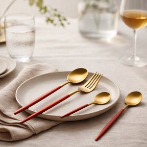 Juego de Cubiertos de Lujo de la Mejor Calidad, Acero Inoxidable, Color Rojo, Acabado Mate, Diseño Clásico en Oro Cepillado para Restaurantes - Product Image 2