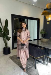 Conjunto de traje Farshi Salwar para mujer, de seda crepé natural pura, para fiesta, con bordado de múltiples agujas y efecto arrugado. - Product Image 3