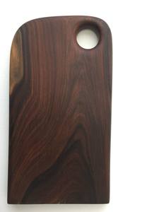 Planche à découper asymétrique en teck massif brun foncé avec trou intégré pour le pouce - Product Image 3