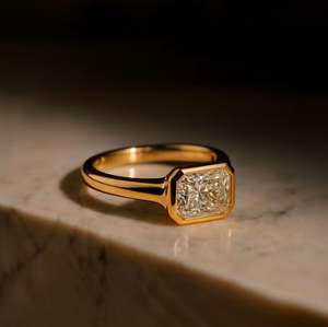 Anillo de compromiso de lujo con moissanita de corte radiante de 3 quilates engastada en bisel, chapado en oro sobre plata 925, banda ancha y gruesa, solitario de aniversario - Product Image 2