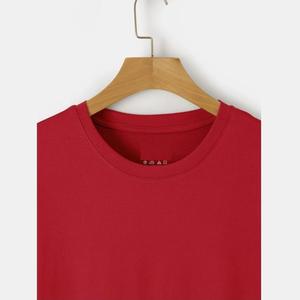เสื้อยืดเปล่าสีแดง คอโอ ผ้าคอตตอนเจอร์ซีย์ ดีไซน์เรียบ สีพื้น สำหรับขายส่ง รับสกรีนโลโก้ เสื้อยืดลำลองผู้ชาย - Product Image 4