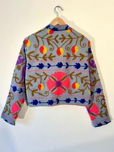 Veste courte Suzani en coton gris Manteau de festival brodé artisanal Veste courte bohème de style vintage - Product Image 2
