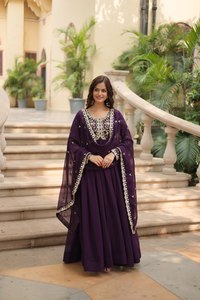 Elegante Vestido Anarkali de Georgette, Morado con Bordado de Lentejuelas Doradas, Vestido Largo hasta el Suelo con Cintura Imperio, Estilo Étnico Tradicional - Product Image 5