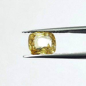 พลอยแซฟไฟร์สีเหลืองทรงคุชชั่นธรรมชาติ 5.01 กะรัต จากศรีลังกา สำหรับทำเครื่องประดับและแหวน รุ่น YCWX-154 - Product Image 5