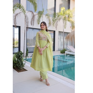 ชุดเดรส Anarkali สีเขียวอ่อนสำหรับผู้หญิง พร้อมผ้าคลุมไหล่ปักลายและกางเกงขายส่ง ชุดสไตล์ปากีสถาน - Product Image 1