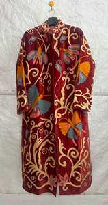 Manteau long en velours Suzani élégant et unique, brodé à la main, motif papillon, bordeaux, style bohème floral, veste longue imposante - Product Image 4