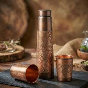Botella de agua de cobre moderna con estampado y diseño martillado, ecológica, portátil, personalizada, con patrón clásico, para el hogar, de UO - Product Image 6