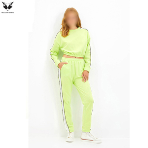 Ensemble de survêtement tendance pour femme avec haut court et pantalon de jogging, idéal pour l'entraînement, les loisirs et les voyages. - Product Image 6