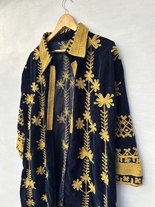 Chaqueta Larga de Terciopelo Azul Marino Estilo Bohemio Vintage, Bordada con Diseño Floral, Cuello Camisero, Manga Larga, Ropa de Abrigo para Invierno - Product Image 1