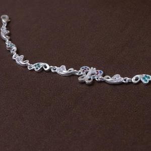 Bracelet élégant en argent plaqué rhodium au design moderne pour hommes et femmes, idéal pour les occasions spéciales et les cadeaux de bijoux. - Product Image 4