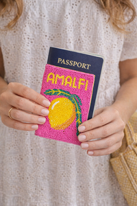 Housse de passeport perlée faite à la main, base rose, motif citron jaune, texte AMALFI, accessoire de voyage, pliable, multifonction, pour filles - Product Image 3