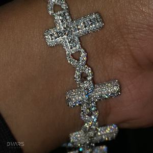 Bracelet de luxe chrétien pour homme en argent sterling plaqué rhodium, avec pavé de moissanite VVS, maillons en forme de croix et de chaîne, et fermoir boîte - Product Image 4