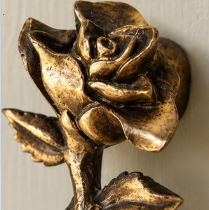 Poignée de porte Rustic Rose en finition or patiné avec tête de fleur sculptée, feuilles texturées et design de tige organique pour un style classique - Product Image 5