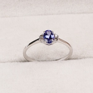 Anillo de Plata de Ley 925 con Tanzanita Ovalada Natural y Circonita Cúbica, Joyería Fina, Memoria Jewels, Venta al Por Mayor - Product Image 1