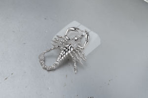 Colgante de Joyería de Lujo con Diseño de Escorpión, Acabado Pulido y Piedras de Diamante Moissanite VVS - Product Image 4