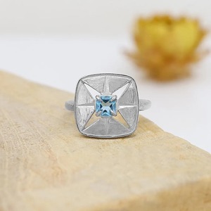 Anillo de plata de ley 925 con topacio azul y cuarzo de 5 mm, corte cojín, engaste de puntas, estilo minimalista, chapado en rodio, para mujer, ideal para regalo. - Product Image 1