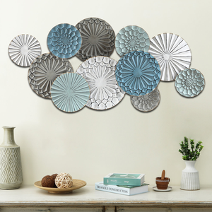 Sculpture murale artistique en métal bleu argenté, médaille décorative artisanale pour la maison contemporaine, chambre et salon - Product Image 4