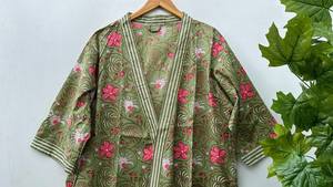 Robe kimono en coton à fleurs style bohème, léger et idéal comme paréo de plage - Product Image 3