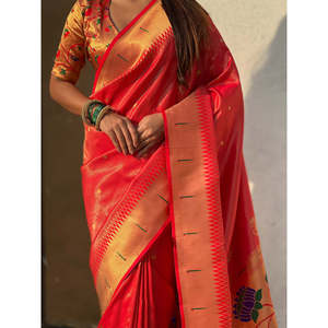 Sari en tissu de soie rouge Elite Weaves Paithani Zari tissé pour les occasions de fête et d'hiver - Product Image 2