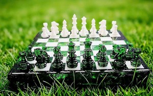 Juego de Estrategia de Resina Verde Jade y Blanca de Lujo, Inspirado en Malaquita, Regalo Artesanal Único - Product Image 4