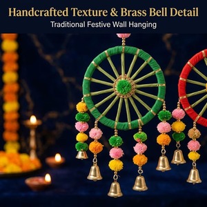 Atrapasueños Tradicional Indio Hecho a Mano con Rueda, Decoración de Pared Festiva con Pompones de Tela y Perlas Artificiales para Diwali, Haldi y Mehndi - Product Image 3