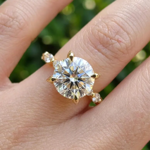 แหวนเพชรทรงกลมคุณภาพสูงจาก Superior Round Lab รุ่น Marquise Side Bridal Collection E VVS2 VS1 - Product Image 3