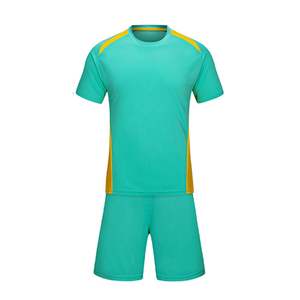 Ensemble de maillot de football pour homme avec impression par sublimation, maillot et short de sport sans couture, design épuré, performance athlétique, technologie de pointe - Product Image 2