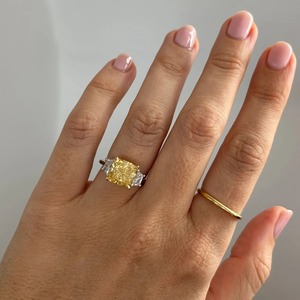 Anillo de Compromiso Personalizado de Lujo en Oro Amarillo de 14 Quilates con Diamante de Corte Cojín de 5 Quilates y Tres Piedras Laterales en Forma de Trapezoide, Fabricante de Joyería Fina OEM ODM - Product Image 6
