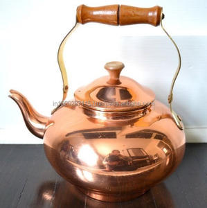 Bouilloire en cuivre d'inspiration vintage avec surface brunie et poignée détaillée idéale pour les thèmes nostalgiques ou cottagecore - Product Image 3