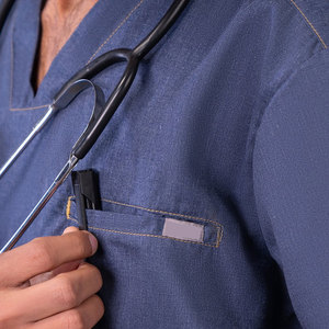Haut de blouse médicale bleu pour homme à col en V et manches courtes avec poches, en coton et polyester tissé, ensemble uniforme d'hôpital - Product Image 6