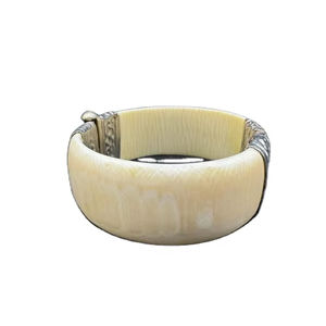 Brazalete Moderno de Cuerno de Buey Natural Hecho a Mano, Regalo Perfecto para Mamá, Regalo de Navidad, 1 Pieza - Product Image 1
